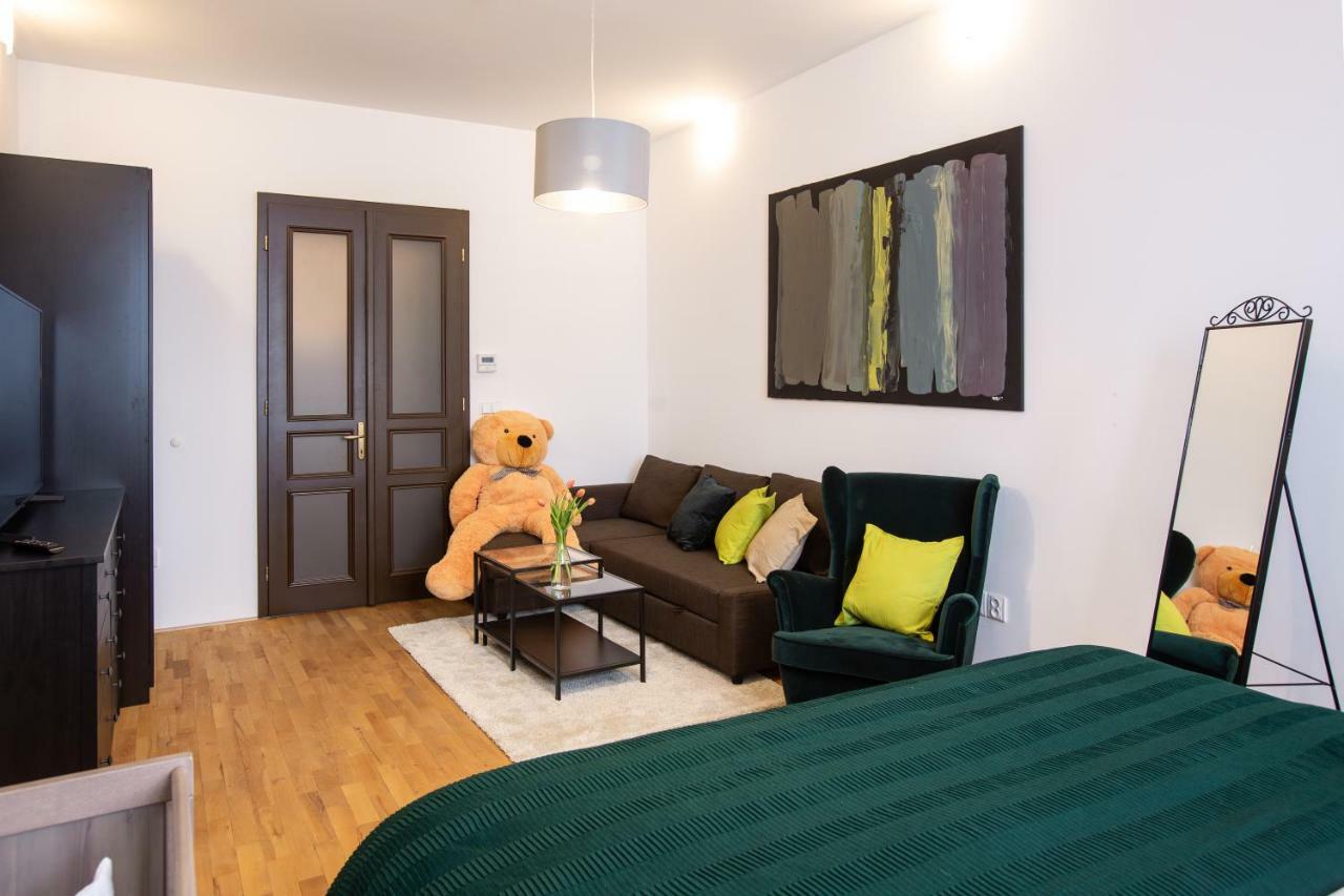 Modern Family Apt. With Central Square Entrance Hradec Králové Exterior foto